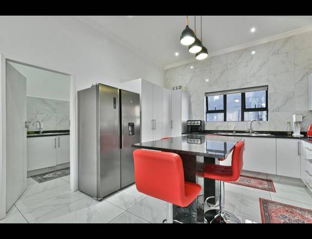 5 BEDROOM HOUSE FOR SALE IN EIKENHOF